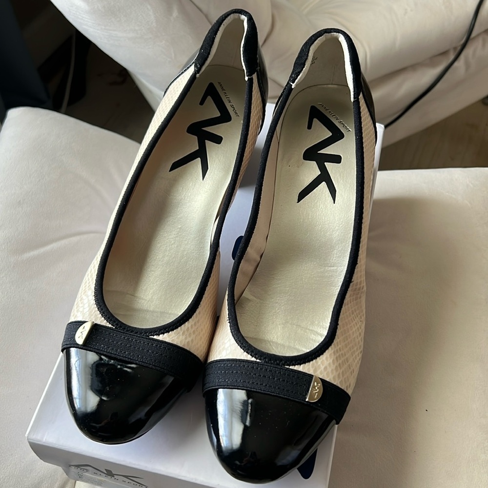 AK Anne Klein Sport Size 10M Black Cream Patent Leather Block Heel Pump Shoes
